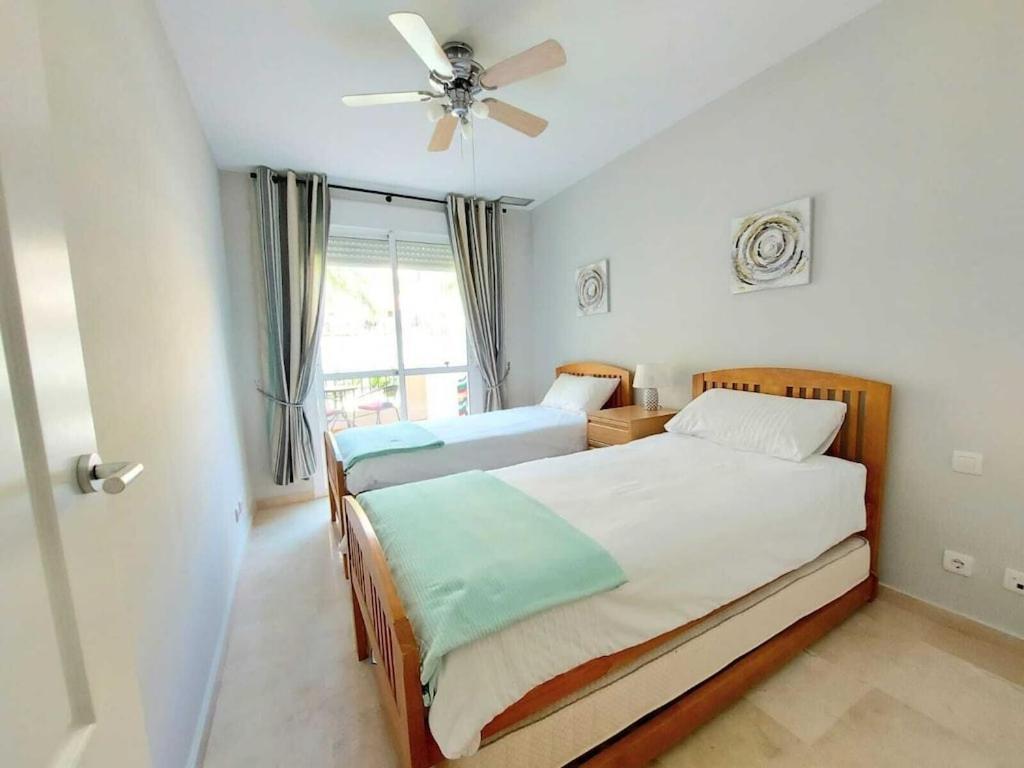 Duquesa Fairways, A Spacious Apartment With Fabulous Views And Facilities マニルバ エクステリア 写真